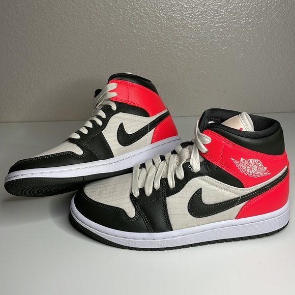 Woman’s air Jordan 1 Mid SE ‘Newsprint’ - Picture 2 of 7